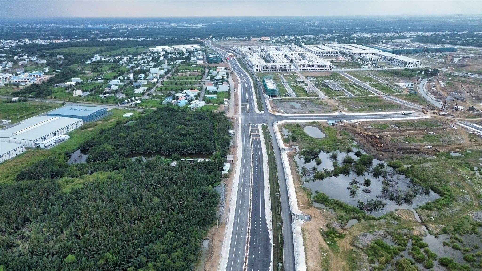 Trục đường động lực DT826E đang hoàn thiện, chìa khóa vàng giúp rút ngắn thời gian di chuyển từ dự án về TP.HCM chỉ còn vài phút