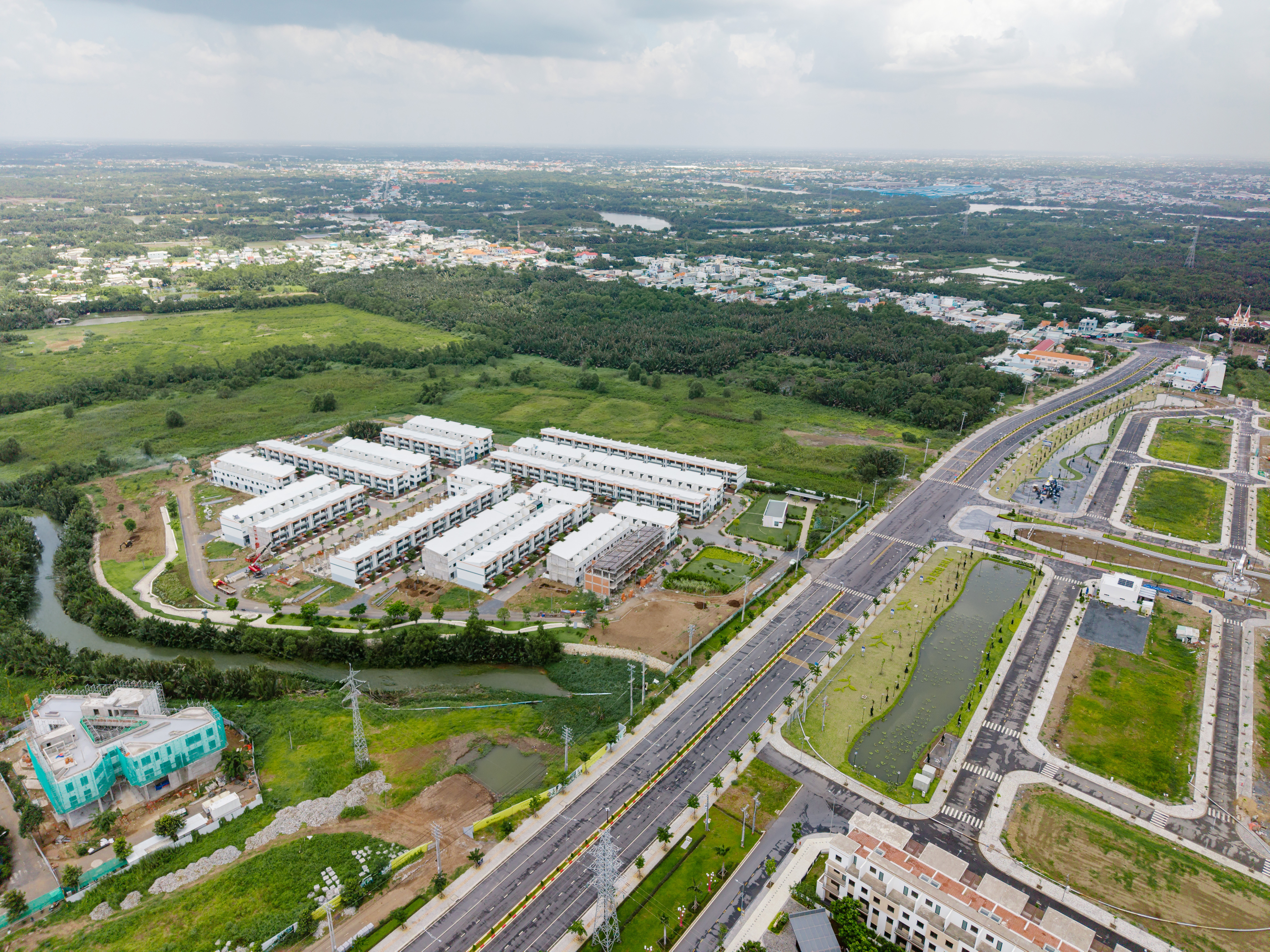 Hình ảnh flycam toàn cảnh dự án Elite Life lung linh, thấy rõ các dãy nhà phố và mảng xanh công viên