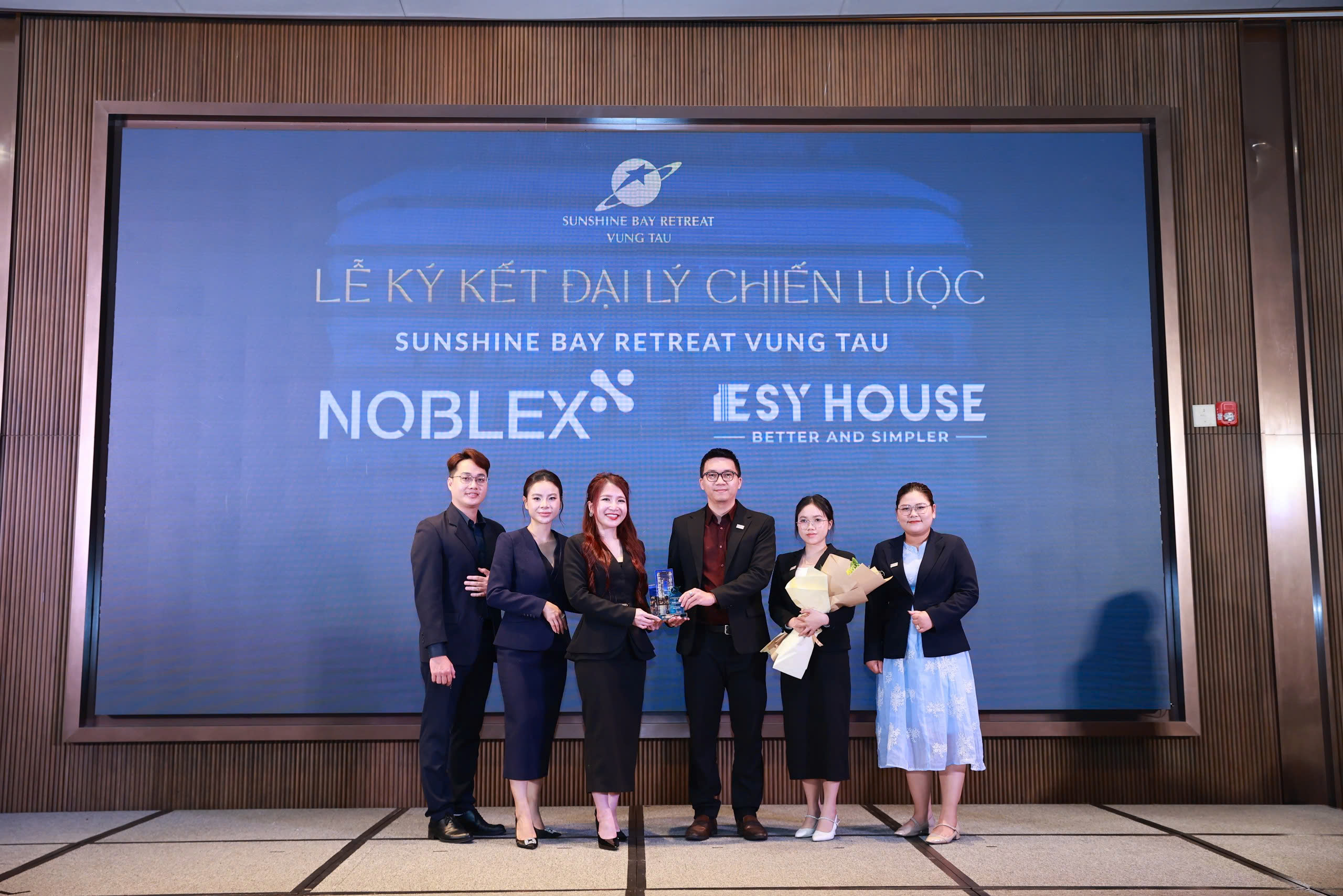 Đội ngũ Esy House tràn đầy nhiệt huyết, sẵn sàng đưa những sản phẩm tâm huyết của Sunshine Group đến tay quý khách hàng.