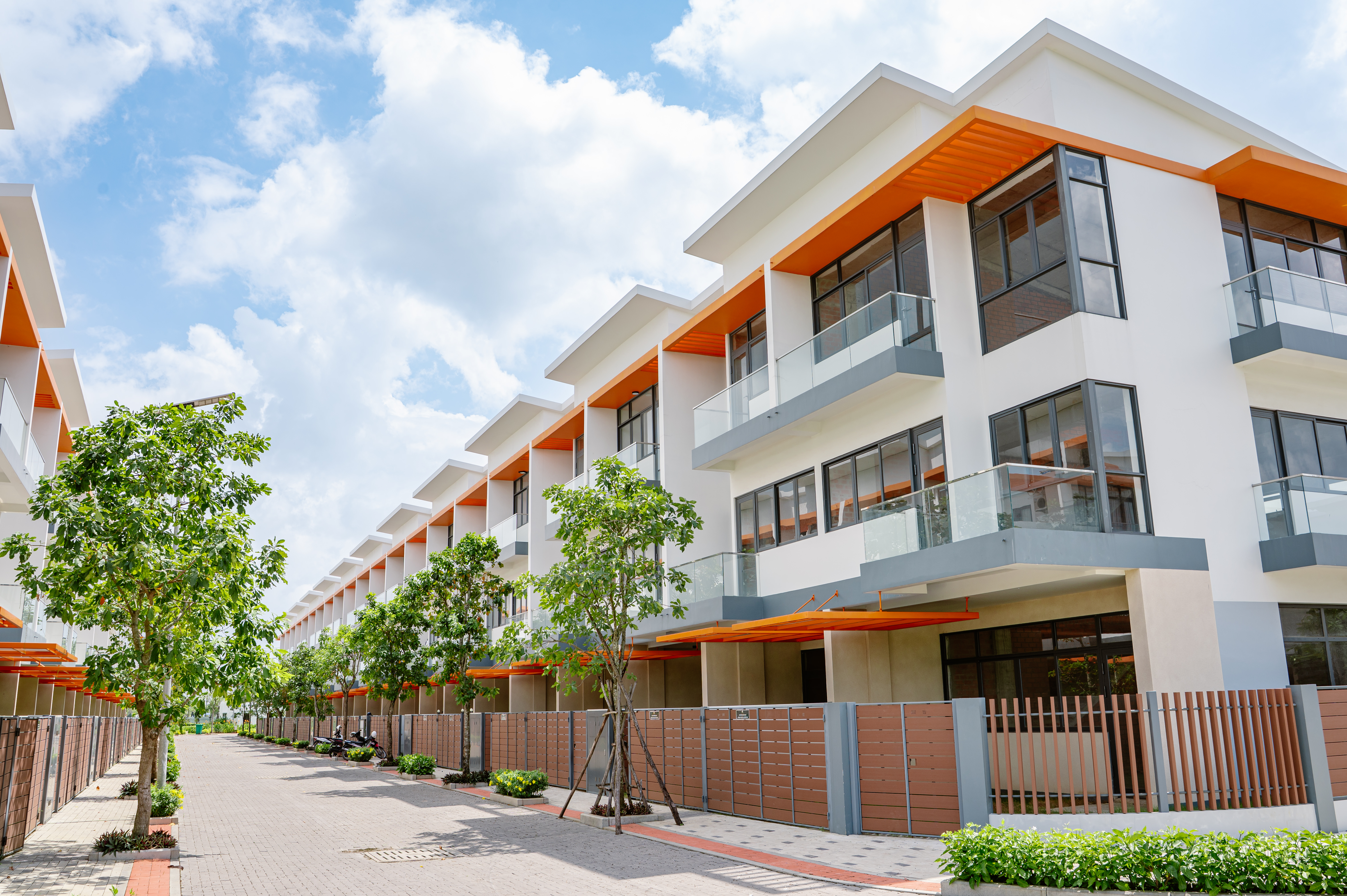 : Cận cảnh dãy nhà phố Phân khu 7, kiến trúc 1 trệt 2 lầu hiện đại, mặt tiền hoàn thiện sang trọng