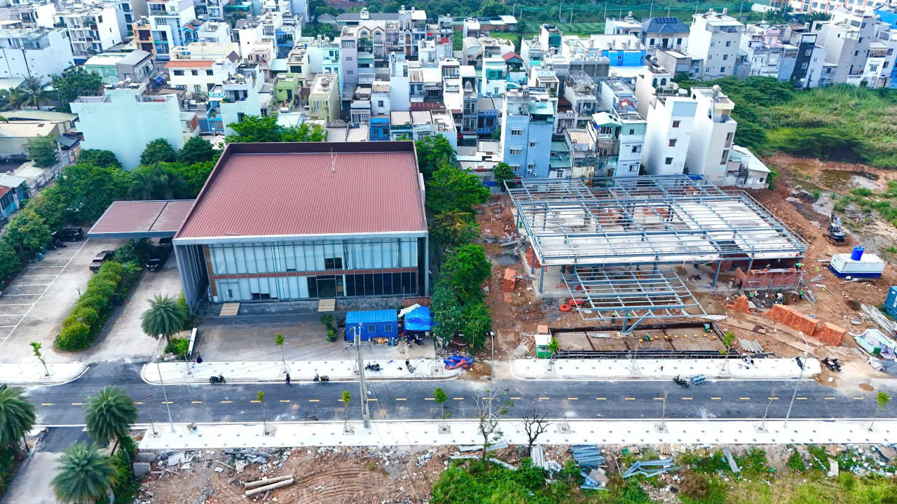 Khu vực Sales Gallery và Nhà mẫu đang hoàn thiện mặt ngoài, dự kiến khánh thành vào tháng 04/2026.