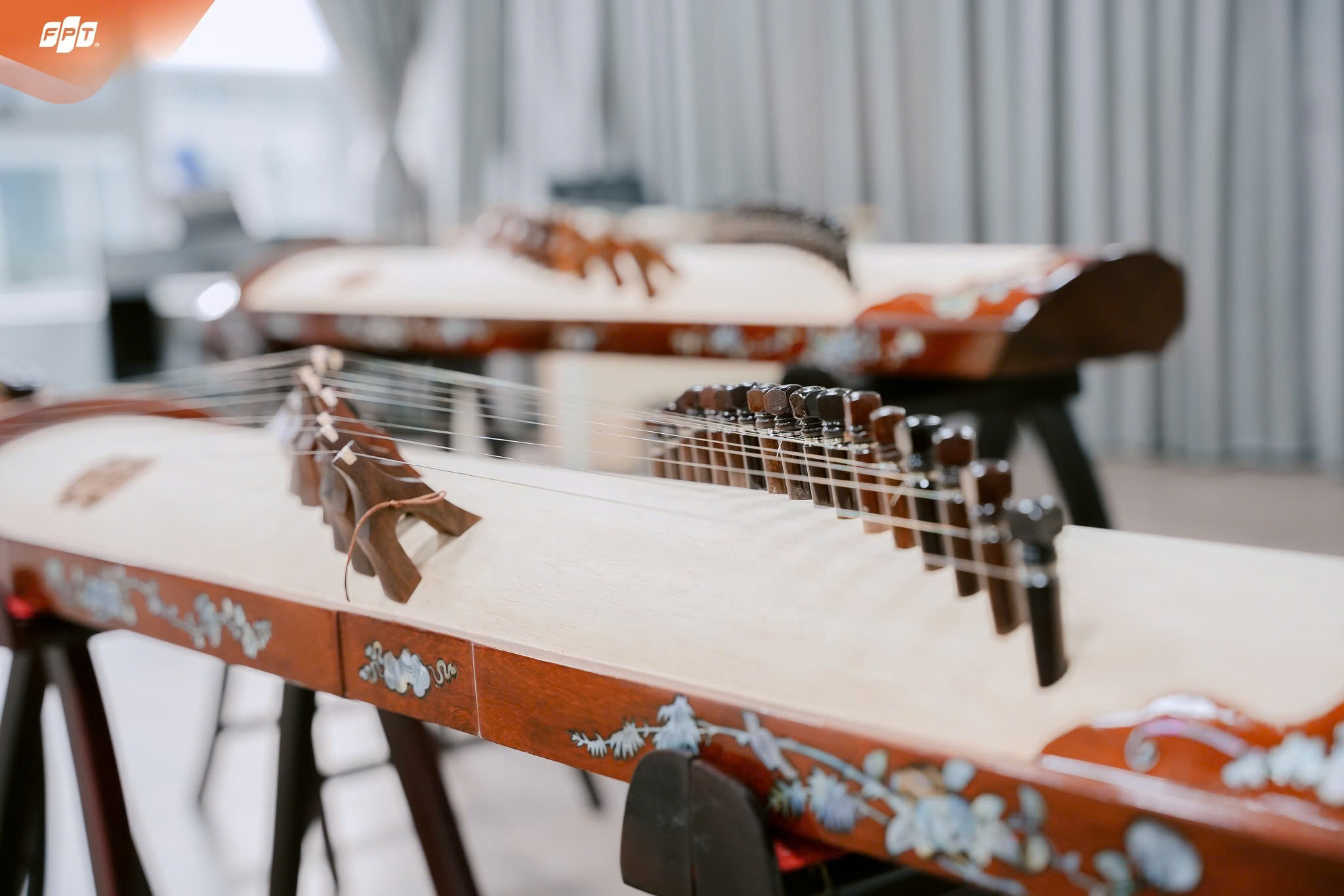 Học sinh FPT Schools được trải nghiệm và gìn giữ văn hóa dân tộc qua các nhạc cụ truyền thống.