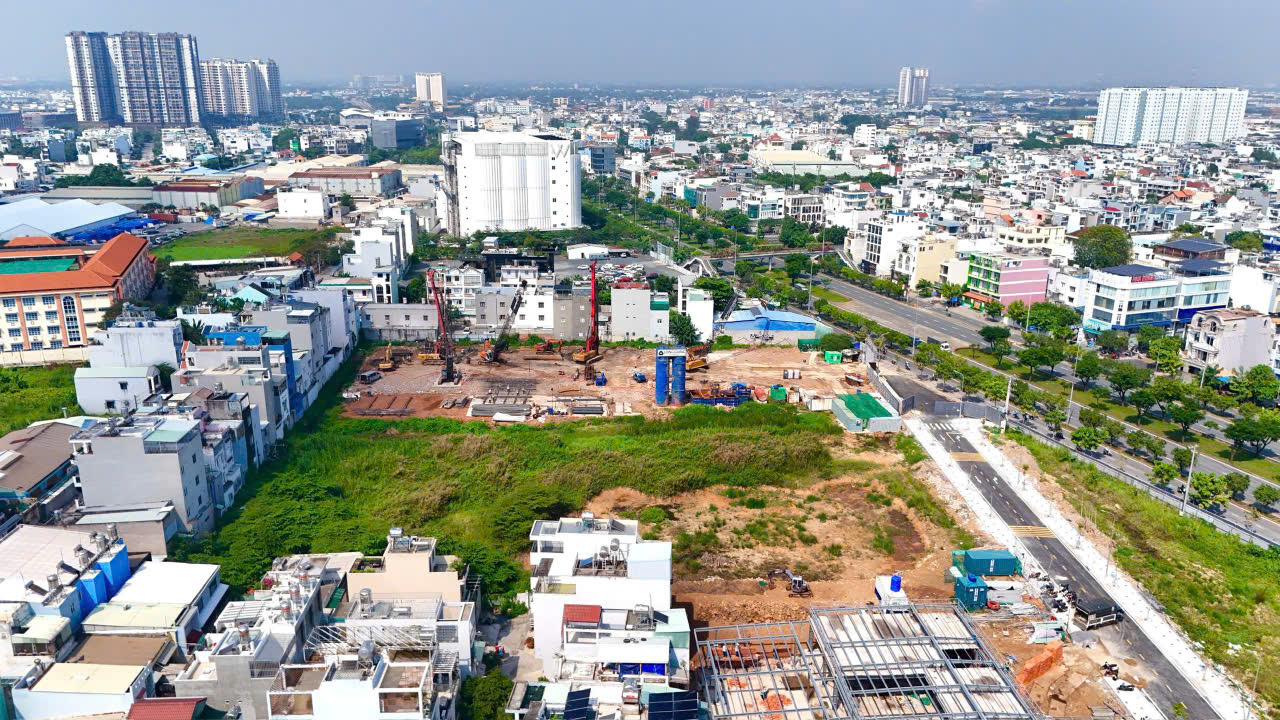 Cận cảnh đại công trường ANSANA by KITA mặt tiền Võ Văn Kiệt nhìn từ trên cao (Tháng 03:2026).