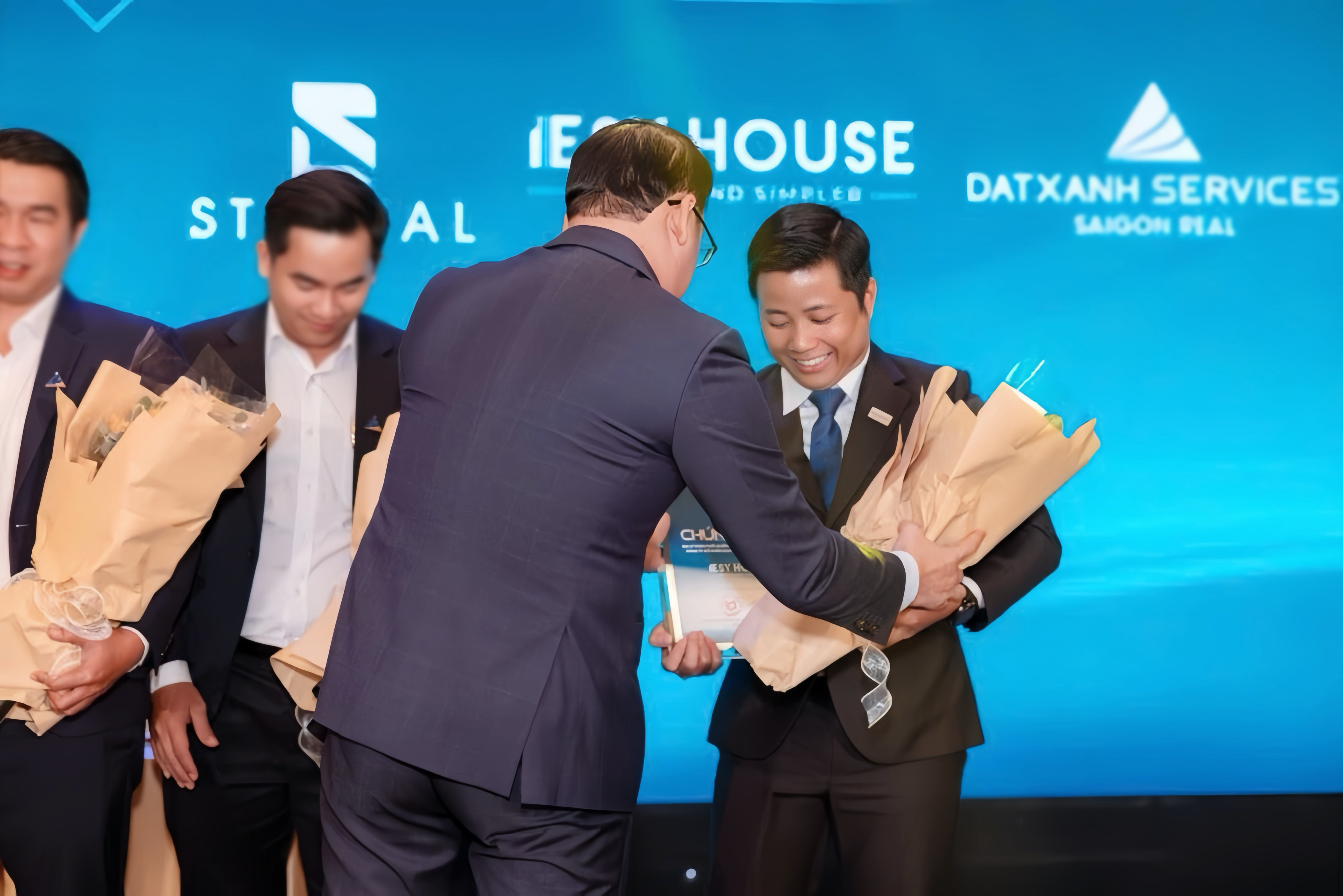 Đại diện Esy House nhận chứng nhận phân phối F1 dự án Hiệp Phước Premia – Dấu mốc quan trọng trong chiến lược đồng hành cùng đô thị cảng.