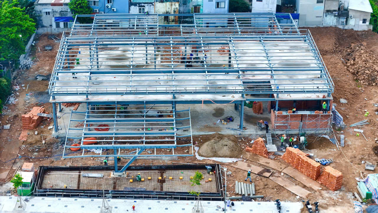 Đội ngũ kỹ sư và công nhân bám sát tiến độ, đảm bảo lộ trình bàn giao trong vòng 24 tháng.